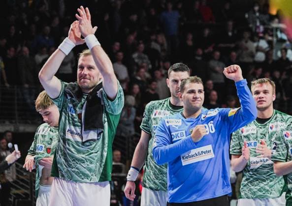 06 11 2025, xlakx, Handball, DHB Pokal 1 8 Final, Fuechse Berlin ThSV Eisenach f l Max Darj Fuechse Berlin , Mijajlo Marsenic Fuechse Berlin , Dejan Milosavljev Fuechse Berlin Celebrating the victory, cheering after the end of the game Berlin Daniel Lakomski