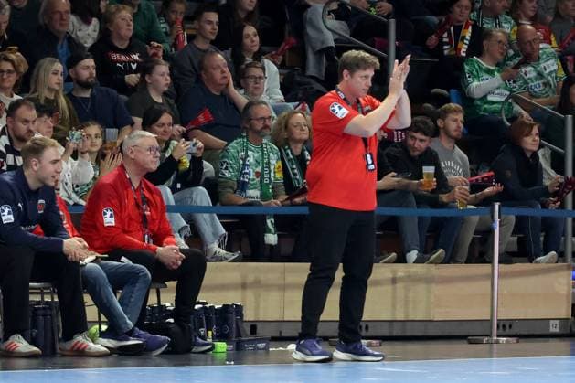 DEU, DHB Pokal, Fuechse Berlin vs Eisenach, 06 11 2025, Max Schmeling Halle, Berlin, DEU, DHB Pokal, Fuechse Berlin vs Eisenach, in the picture head coach Nicolej Krickau Fuechse Berlin nordphotoxGmbHx xEngler nph00076