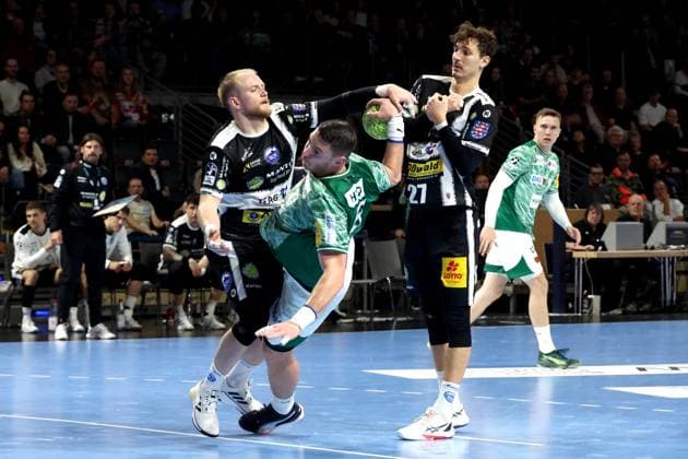 DEU, DHB Pokal, Fuechse Berlin vs Eisenach, 06 11 2025, Max Schmeling Halle, Berlin, DEU, DHB Pokal, Fuechse Berlin vs Eisenach, in the picture Mijajlo Marsenic Fuechse Berlin 93 , Peter Walz Eisenach 14 , Philipp Meyer Eisenach 27 nordphotoxGmbHx xEngler nph00076