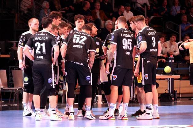 DEU, DHB Pokal, Fuechse Berlin vs Eisenach, 06 11 2025, Max Schmeling Halle, Berlin, DEU, DHB Pokal, Fuechse Berlin vs Eisenach, in the picture coach Sebastian Hinze Eisenach , Eisenach players circle nordphotoxGmbHx xEngler nph00076