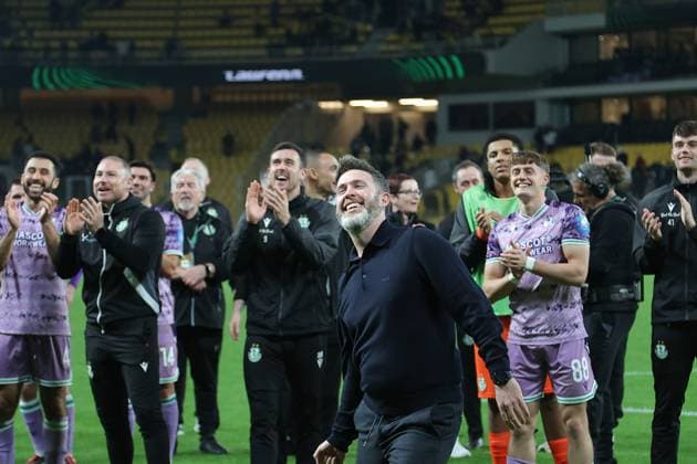 AEK Athens v Shamrock Rovers UEFA Europa Conference League Stephen Bradley Manager of Shamrock Rovers and his players thank their supporters at the end of the UEFA Europa Conference League match at OPAP Arena, Athens UK Newspapers OUT Copyright: xYannisxHalasx FIL-22462-0054