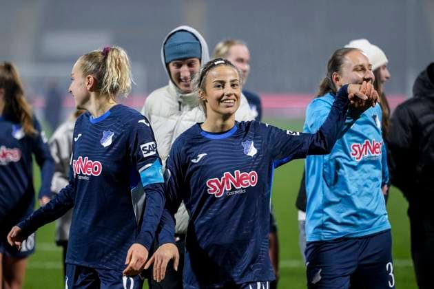 v li Vanessa Diehm TSG, 6 , Christina Alp TSG, 39 , Leni Wileschek TSG, 35 , TSG 1899 Hoffenheim players, cheering after the final whistle, joy about the victory, winner, winners, cheers, cheer, cheerful, positive, rejoice, rejoice, optimistic, Highlight, Action, Action, 06 11 2025, Sinsheim Hoffenheim Germany , Soccer, Google Pixel Women Bundesliga, TSG 1899 Hoffenheim SC Freiburg, DFB DFL REGULATES PROHIBIT ANY USE OF PHOTOGRAPHS AS IMAGE SEQUENCES AND OR QUASI VIDEO xozx