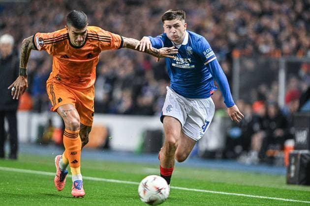 Rangers v A.S. Roma UEFA Europa League Mikey Moore of Rangers and Gianluca Mancini of A.S. Roma during the UEFA Europa League match at Ibrox Stadium, Glasgow UK Newspapers OUT Copyright: xJamiexJohnstonx FIL-22472-0053