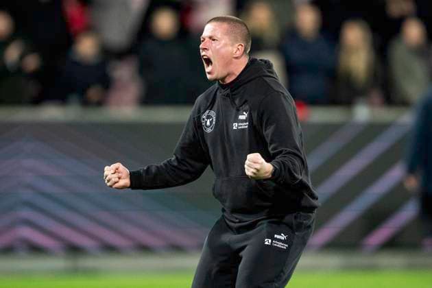 UEFA Europa League FC Midtjylland Celtic FC FC Midtjylland s head coach Mike Tullberg reacts towards the fans after the victory in the Europa League match between FC Midtjylland and Celtic FC at MCH Arena in Herning on Thursday, November 6, 2025 Photo Bo Amstrup Ritzau Scanpix , Herning Denmark Mors  Copyright: BoxAmrstrupx xRitzauxScanpix BoxAmstrupx spdk20251106-210300-L