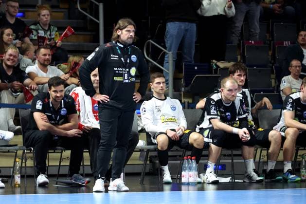DEU, DHB Pokal, Fuechse Berlin vs Eisenach, 06 11 2025, Max Schmeling Halle, Berlin, DEU, DHB Pokal, Fuechse Berlin vs Eisenach, in the picture coach Sebastian Hinze Eisenach , Eisenach players bench nordphotoxGmbHx xEngler nph00076