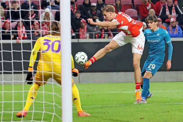 Mainz, Germany 06 November 2025 Conference League 2025 2026 FSV Mainz 05 vs AC Florence In the picture Nelson Weiper Mainz gets a free shot in the penalty area Mewa Arena Rheinland Pfalz Copyright: xFotostandx xRacochax