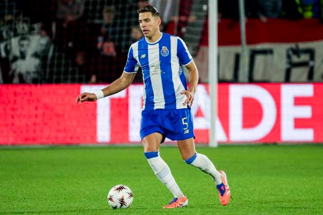 Jan Bednarek of FC Porto dribbles with the ball FC Utrecht v FC Porto, UEFA Europa League 2025 26 League Phase MD4, FC Utrecht v FC Porto, Stadion Galgenwaard, November 6, 2025, Utrecht, Netherlands.