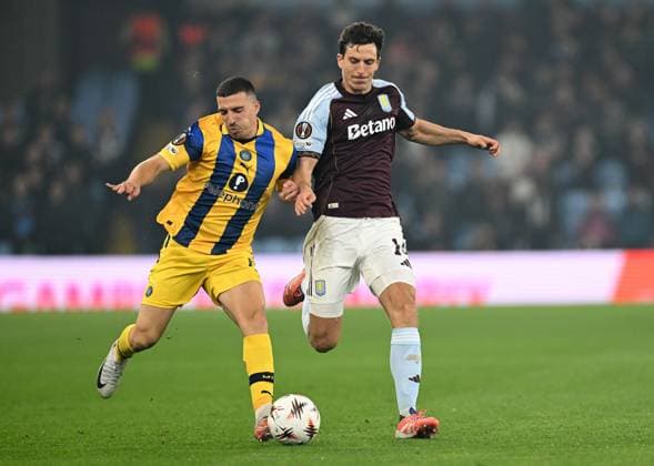 Osher Davida of Maccabi Tel Aviv and Pau Torres of Aston Villa Aston Villa v Maccabi Tel Aviv, UEFA Europa League, Group Stage, Football, Villa Park, Birmingham, UK - 06 Nov 2025Birmingham Villa Park United Kingdom EDITORIAL USE ONLY No use with unauthorised audio, video, data, fixture lists, club league logos or live services. Online in-match use limited to 120 images, no video emulation. No use in betting, games or single club league player publications. Copyright: xAnnaxGowthorpe Shutterstockx 15642257y