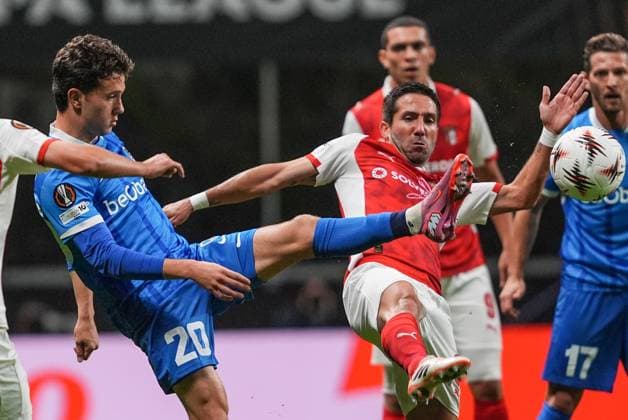 Genk s Konstantinos Kos Karetsas pictured in action during a soccer game between Portuguese soccer team SC Braga and Belgian club KRC Genk, on Thursday 06 November 2025, in Braga, fourth game (out of 8) in the league phase of the UEFA Europa League competition. JOMAxGISBERT  x139677749x