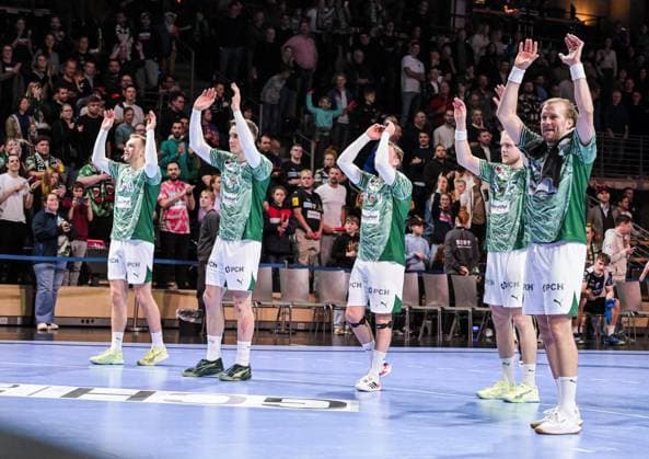 06 11 2025, xlakx, Handball, DHB Pokal 1 8 Final, Fuechse Berlin ThSV Eisenach f l Mathias Gidsel Fuechse Berlin , Lasse Andersson Fuechse Berlin , Tobias Grondahl Fuechse Berlin , Matthes Langhoff Fuechse Berlin , Max Darj Fuechse Berlin Cheering about the victory, cheering after the end of the game Berlin Daniel Lakomski