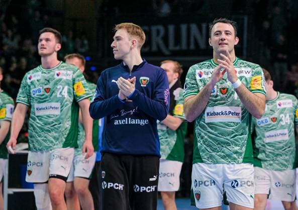 06 11 2025, xlakx, Handball, DHB Pokal 1 8 Final, Fuechse Berlin ThSV Eisenach f l Lauro Pichiri Fuechse Berlin , Lasse Ludwig Fuechse Berlin , Arino Aitor Fuechse Berlin Cheering about the victory, cheering after the end of the game Berlin Daniel Lakomski
