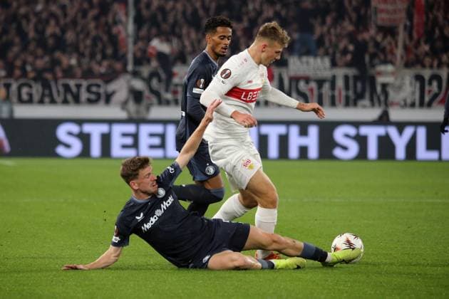 06 11 2025, xmohx, Football UEFA Europa League, VfB Stuttgart Feyernoord Rotterdam v l Gijs Smal Feyenoord Rotterdam Finn Jeltsch VfB Stuttgart Zweikampf, Aktion, action, battle for the ball TIONS PROHIBIT ANY USE OF PHOTOGRAPHS as IMAGE SEQUENCES and or QUASI VIDEO Stuttgart