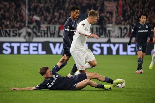06 11 2025, xmohx, Football UEFA Europa League, VfB Stuttgart Feyernoord Rotterdam v l Gijs Smal Feyenoord Rotterdam Finn Jeltsch VfB Stuttgart Zweikampf, Aktion, action, battle for the ball TIONS PROHIBIT ANY USE OF PHOTOGRAPHS as IMAGE SEQUENCES and or QUASI VIDEO Stuttgart