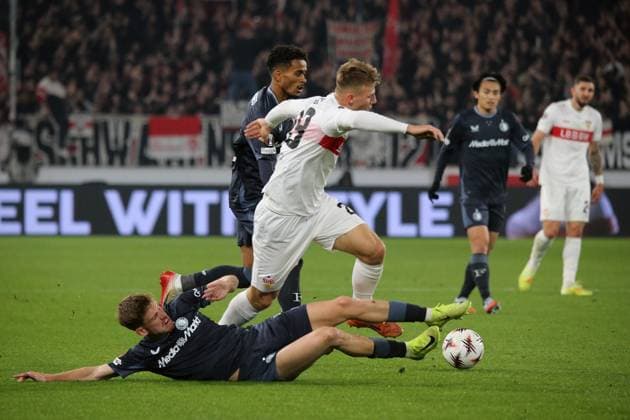 06 11 2025, xmohx, Football UEFA Europa League, VfB Stuttgart Feyernoord Rotterdam v l Gijs Smal Feyenoord Rotterdam Finn Jeltsch VfB Stuttgart Zweikampf, Aktion, action, battle for the ball TIONS PROHIBIT ANY USE OF PHOTOGRAPHS as IMAGE SEQUENCES and or QUASI VIDEO Stuttgart