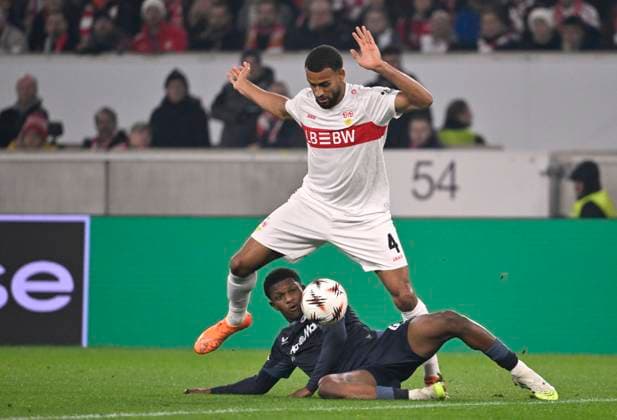 One-on-one, action Josha Vagnoman VfB Stuttgart 04 vs Luciano Valente Feyenoord Rotterdam 40 VfB Stuttgart vs Feyenoord Rotterdam EUROPA LEAGUE EL 06 11 2025 DFL REGULATIONS PROHIBIT ANY USE OF PHOTOGRAPHS AS IMAGE SEQUENCES AND OR QUASI VIDEO VfB Stuttgart vs Feyenoord Rotterdam EUROPA LEAGUE EL