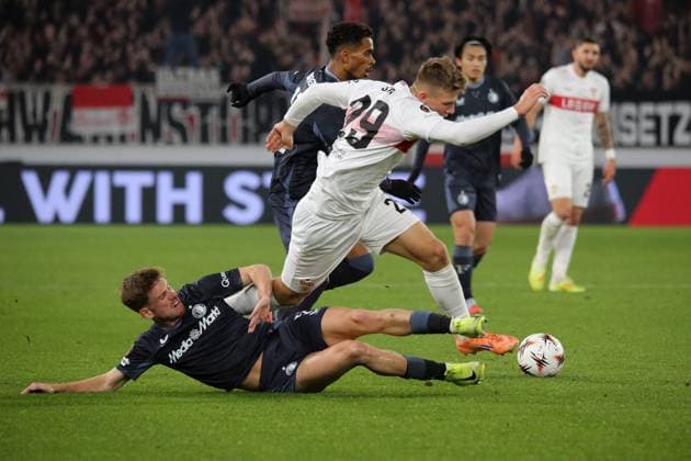 06 11 2025, xmohx, Football UEFA Europa League, VfB Stuttgart Feyernoord Rotterdam v l Gijs Smal Feyenoord Rotterdam Finn Jeltsch VfB Stuttgart Zweikampf, Aktion, action, battle for the ball TIONS PROHIBIT ANY USE OF PHOTOGRAPHS as IMAGE SEQUENCES and or QUASI VIDEO Stuttgart