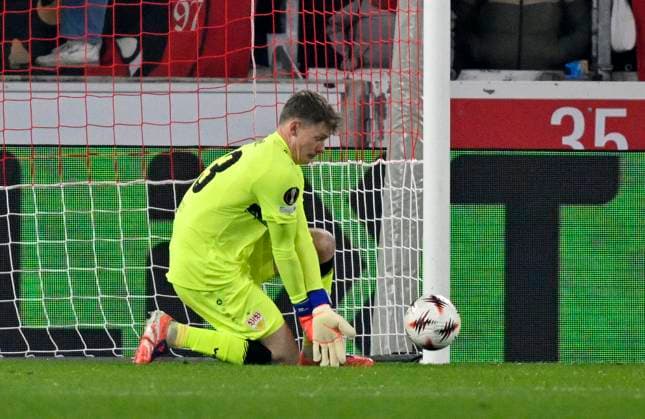 Goalkeeper Alexander Nuebel VfB Stuttgart 33 Action uncertain VfB Stuttgart vs Feyenoord Rotterdam EUROPA LEAGUE EL 06 11 2025 DFL REGULATIONS PROHIBIT ANY USE OF PHOTOGRAPHS AS IMAGE SEQUENCES AND OR QUASI VIDEO VfB Stuttgart vs Feyenoord Rotterdam EUROPA LEAGUE EL