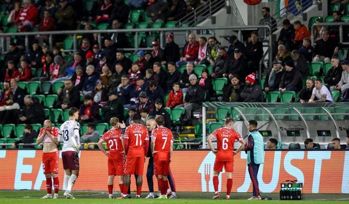 UEFA Europa Conference League Group Phase, Tallaght Stadium, Dublin 6 11 2025 Shelbourne vs Drita Shelbourne head coach Joey O Brien speaks to his players Joey O Brien speaks to his players 6 11 2025  Copyright: x INPHO RyanxByrnex RB1_2404