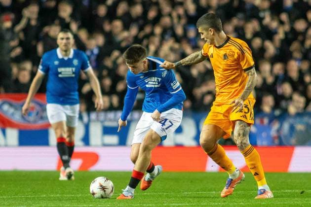 Rangers v Roma Europa League 06 11 2025. Gianluca Mancini of AS Roma holds back Mikey Moore of Rangers FC during the UEFA Europa League Rangers vs AS Roma, Ibrox Stadium, Glasgow, Scotland. 6 November 2025. Govan Ibrox Stadium Glasgow Scotland Editorial use only , Copyright: xColinxPoultneyx PSI-23179-0011