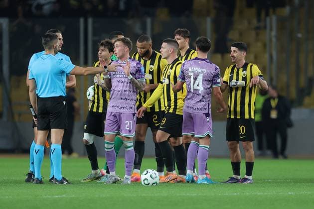 AEK Athens v Shamrock Rovers UEFA Europa Conference League AEK Athens and Shamrock Rovers players complain to match referee José Luis Munuera at the end of the UEFA Europa Conference League match at OPAP Arena, Athens UK Newspapers OUT Copyright: xYannisxHalasx FIL-22462-0068