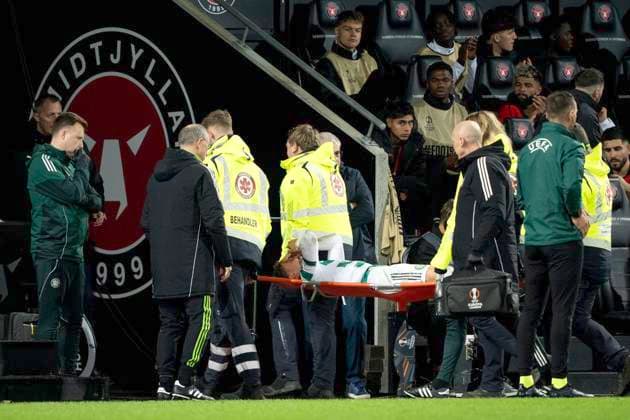 UEFA Europa League FC Midtjylland Celtic FC Celtic s Callum Osmand is carried off the field during the Europa League match between FC Midtjylland and Celtic FC at MCH Arena in Herning on Thursday, November 6, 2025 Photo Bo Amstrup Ritzau Scanpix , Herning Denmark Mors  Copyright: BoxAmrstrupx xRitzauxScanpix BoxAmstrupx spdk20251106-211517-L