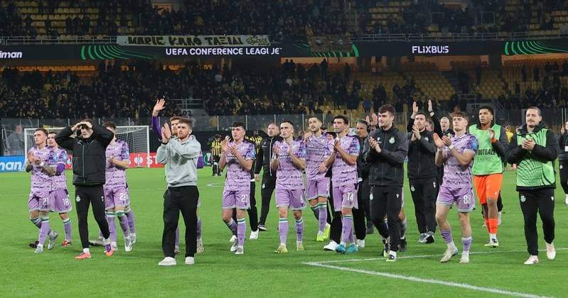 AEK Athens v Shamrock Rovers UEFA Europa Conference League Stephen Bradley Manager of Shamrock Rovers and his players thank their supporters at the end of the UEFA Europa Conference League match at OPAP Arena, Athens UK Newspapers OUT Copyright: xYannisxHalasx FIL-22462-0074