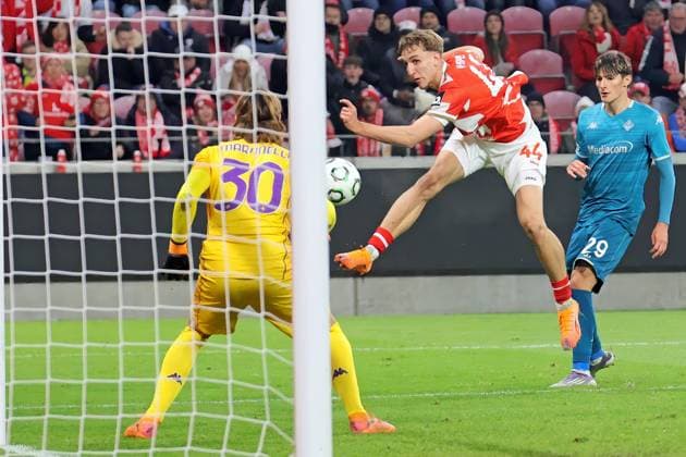 Mainz, Germany 06 November 2025 Conference League 2025 2026 FSV Mainz 05 vs AC Florence In the picture Nelson Weiper Mainz gets a free shot in the penalty area Mewa Arena Rheinland Pfalz Copyright: xFotostandx xRacochax