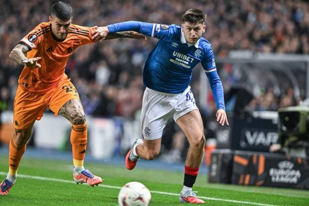 Rangers v A.S. Roma UEFA Europa League Mikey Moore of Rangers and Gianluca Mancini of A.S. Roma during the UEFA Europa League match at Ibrox Stadium, Glasgow UK Newspapers OUT Copyright: xJamiexJohnstonx FIL-22472-0054
