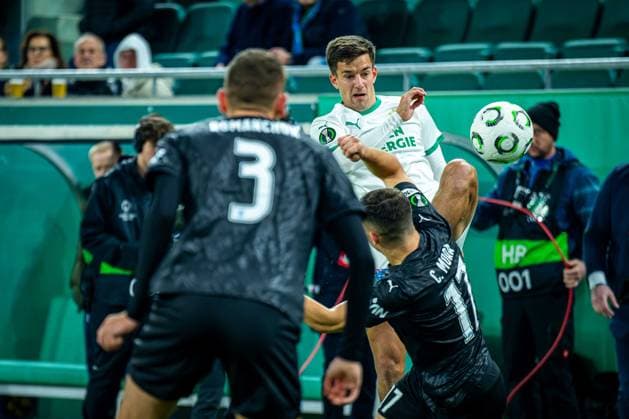 SOCCER - UEFA ECL, Rapid vs Craiova VIENNA,AUSTRIA,06.NOV.25 - SOCCER - UEFA Conference League, SK Rapid Wien vs CS Universitatea Craiova. Image shows Jonas Auer (Rapid) and Carlos Mora (Craiova).  GEPAxpictures xKevinxHackner
