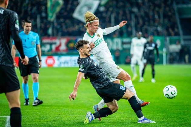 SOCCER - UEFA ECL, Rapid vs Craiova VIENNA,AUSTRIA,06.NOV.25 - SOCCER - UEFA Conference League, SK Rapid Wien vs CS Universitatea Craiova. Image shows Anzor Mekvabishvili (Craiova) and Tobias Gulliksen (Rapid).  GEPAxpictures xKevinxHackner