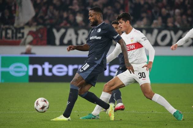 06 11 2025, xmohx, Football UEFA Europa League, VfB Stuttgart Feyernoord Rotterdam v l Cyle Larin Feyenoord Rotterdam Chema Andres VfB Stuttgart duel, action, action, battle for the ball TIONS PROHIBIT ANY USE OF PHOTOGRAPHS as IMAGE SEQUENCES and or QUASI VIDEO Stuttgart