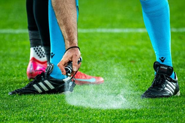 SOCCER - UEFA ECL, Rapid vs Craiova VIENNA,AUSTRIA,06.NOV.25 - SOCCER - UEFA Conference League, SK Rapid Wien vs CS Universitatea Craiova. Image shows the referee using vanishing spray for a free kick.  GEPAxpictures xKevinxHackner