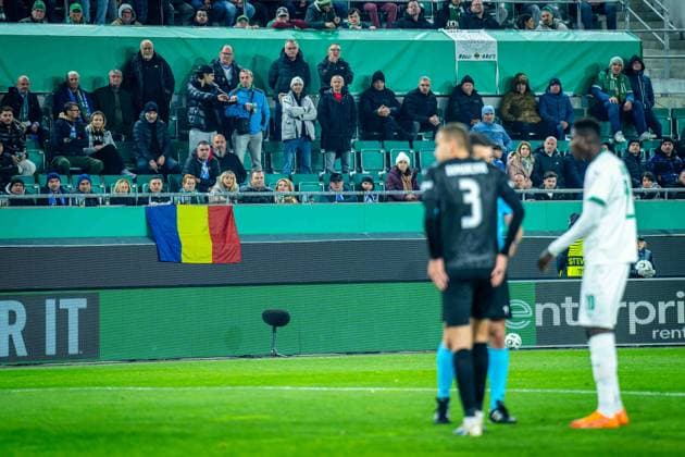SOCCER - UEFA ECL, Rapid vs Craiova VIENNA,AUSTRIA,06.NOV.25 - SOCCER - UEFA Conference League, SK Rapid Wien vs CS Universitatea Craiova. Image shows a flag of Romania in the stands.  GEPAxpictures xKevinxHackner