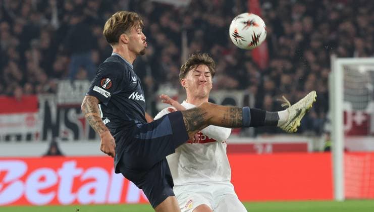Stuttgart , Football UEFA Europa League VfB Stuttgart vs Feyenoord Rotterdam , from left Luciano Valente Rotter Angelo Stiller VfB