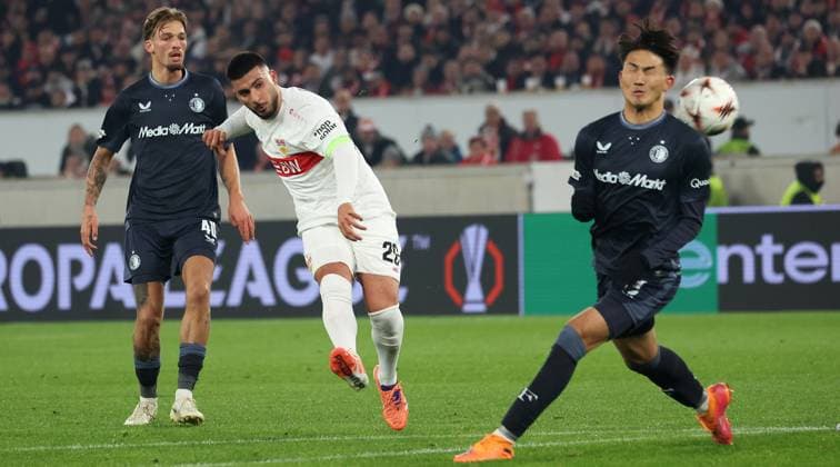 Stuttgart , Football UEFA Europa League VfB Stuttgart vs Feyenoord Rotterdam, v l Luciano Valente Rotterdam , Deniz Undav VfB , Ayase Ueda Rotterdam