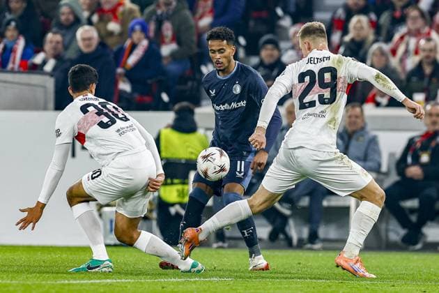 STUTTGART , 06-11-2025 , MHP Arena , season 2025 2026 , UEFA Europa League League phase match between Vfb Stuttgart and Feyenoord , Picture shows Stuttgart player Finn Jeltsch and Feyenoord player Goncalo Borges and Stuttgart player Chema Andres Stuttgart - Feyenoord  x31891806x Copyright: