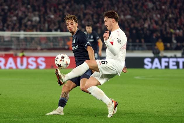 STUTTGART - (l-r) Luciano Valente of Feyenoord, Angelo Stiller of VfB Stuttgart during the UEFA Europa League match between VFB Stuttgart and Feyenoord Rotterdam at the Stuttgart Arena on November 6, 2025, in Stuttgart, Germany. ANP BART STOUTJESDIJK UEFA Europa League Matchday 4 2025-2026 xVIxANPxSportx xxANPxIVx 541419082 originalFilename: 541419082.jpg