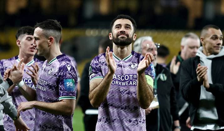 UEFA Europa Conference League Group Phase, OPAP Arena, Athens, Greece 6 11 2025 AEK Athens vs Shamrock Rovers Rovers Roberto Lopes applauds the supporters after the game Roberto Lopes applauds the supporters after the game 6 11 2025  Copyright: x INPHOx PER_5625