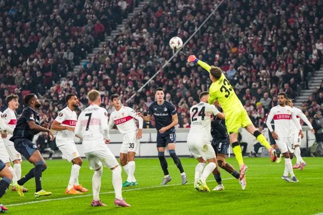 UEFA Europa League: VfB Stuttgart v Feyenoord Stuttgart - VfB Stuttgart goalkeeper Alexander Nübel during the fourth match of the UEFA Europa League 2025 2026. The match is set between VfB Stuttgart and Feyenoord at Neckarstadion, MHP Arena on 6 November 2025 in Stuttgart, Germany. Copyright: xYannickxVerhoevenx