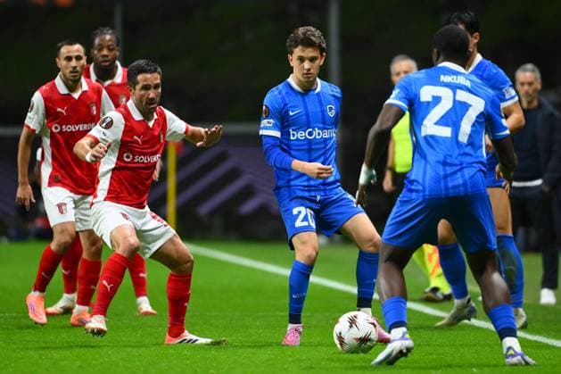 SC Braga v KRC Genk - UEFA Europa League BRAGA, PORTUGAL - NOVEMBER 06 : Karetsas Konstantinos midfielder of KRC Genk in action during the UEFA Europa League 2025 26 League Phase MD4 match between SC Braga and KRC Genk on November 6, 2025 in Braga, Portugal, 06 11 2025 Braga Portugal  Copyright: xVincentxKalutx