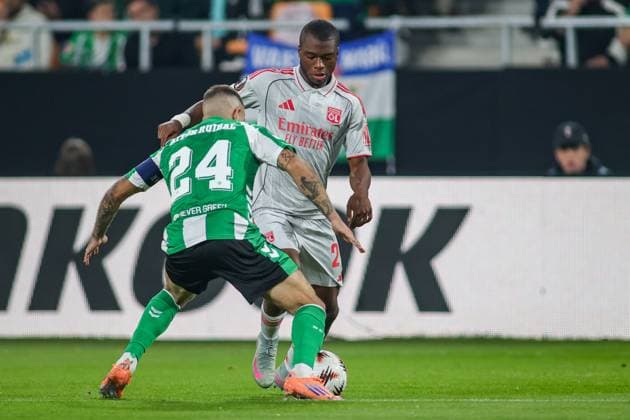 UEFA Europa Leauge: Real Betis vs Olympique Lyon Sevilla, Spain - 06 11 2025: UEFA Europa League match between Real Betis Balompie and Olympique Lyon at Estadio La Cortuja 29 Olympique Lyon attacker, Enzo Molebe takes on 24 Real Betis attacker, Aitor Ruibal Mandatory Credit: Toby Tande Avant Sports Agency Sevilla Estadio La Cortuja Spain Copyright: xx