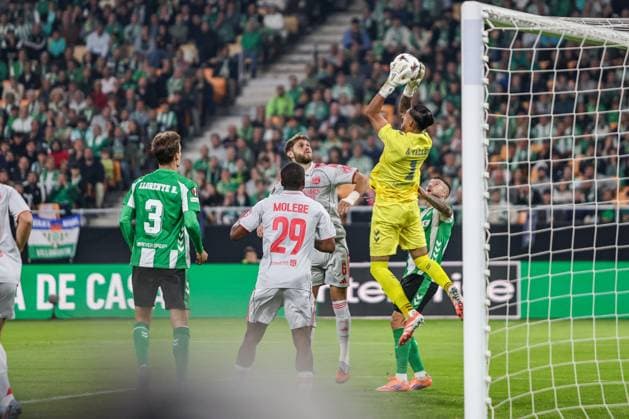 UEFA Europa Leauge: Real Betis vs Olympique Lyon Sevilla, Spain - 06 11 2025: UEFA Europa League match between Real Betis Balompie and Olympique Lyon at Estadio La Cortuja 1 Real Betis goalkeeper, Ãlvaro Valles jumps high to save the ball Mandatory Credit: Toby Tande Avant Sports Agency Sevilla Estadio La Cortuja Spain Copyright: xx