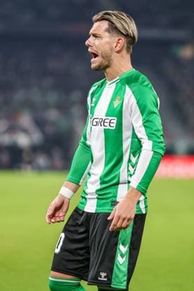 UEFA Europa Leauge: Real Betis vs Olympique Lyon Sevilla, Spain - 06 11 2025: UEFA Europa League match between Real Betis Balompie and Olympique Lyon at Estadio La Cortuja 20 Real Betis midfielder, Giovani Lo Celso shouts to referee Mandatory Credit: Toby Tande Avant Sports Agency Sevilla Estadio La Cortuja Spain Copyright: xx