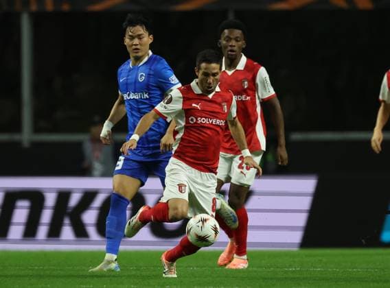 Sporting de Braga-Genk-EuropaLeague-Matchday 4-6-11-2025 Hyeongyu Oh of KRC Genk and Joao Moutinho of Sporting Braga in action during the UEFA Europe League, Phase League, Matchday 4, between Sporting Club de Braga and KRC Genk at Stadium Municipal of Braga on November 6, 2025 in Braga (Portugal) (Photo by Luis de la Mata SportPix Sipa USA) Braga Stadium Municipal of Braga Braga Portugal Copyright: xLuisxdexlaxMatax xsportPix.org.ux