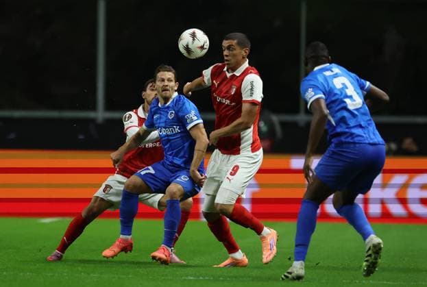 Sporting de Braga-Genk-EuropaLeague-Matchday 4-6-11-2025 Patrik Hrosovsky of KRC Genk and Amine El Ouazzani of Braga in action during the UEFA Europe League, Phase League, Matchday 4, between Sporting Club de Braga and KRC Genk at Stadium Municipal of Braga on November 6, 2025 in Braga (Portugal) (Photo by Luis de la Mata SportPix Sipa USA) Braga Stadium Municipal of Braga Braga Portugal Copyright: xLuisxdexlaxMatax xsportPix.org.ux