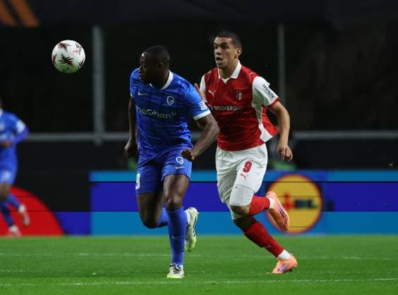 Sporting de Braga-Genk-EuropaLeague-Matchday 4-6-11-2025 Amine El Ouazzani of Braga and Mujaid Sadick of KRC Genk in action during the UEFA Europe League, Phase League, Matchday 4, between Sporting Club de Braga and KRC Genk at Stadium Municipal of Braga on November 6, 2025 in Braga (Portugal) (Photo by Luis de la Mata SportPix Sipa USA) Braga Stadium Municipal of Braga Braga Portugal Copyright: xLuisxdexlaxMatax xsportPix.org.ux