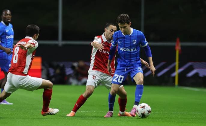 Sporting de Braga-Genk-EuropaLeague-Matchday 4-6-11-2025 Konstantinos Karetsas of KRC Genk and Leonardo Lelo of Sporting Braga in action during the UEFA Europe League, Phase League, Matchday 4, between Sporting Club de Braga and KRC Genk at Stadium Municipal of Braga on November 6, 2025 in Braga (Portugal) (Photo by Luis de la Mata SportPix Sipa USA) Braga Stadium Municipal of Braga Braga Portugal Copyright: xLuisxdexlaxMatax xsportPix.org.ux