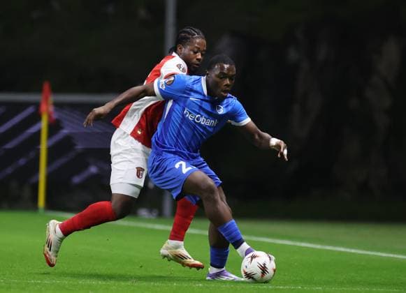 Sporting de Braga-Genk-EuropaLeague-Matchday 4-6-11-2025 Ken Nkuba of KRC Genk and Bright Arrey-Mbi of Sporting Braga in action during the UEFA Europe League, Phase League, Matchday 4, between Sporting Club de Braga and KRC Genk at Stadium Municipal of Braga on November 6, 2025 in Braga (Portugal) (Photo by Luis de la Mata SportPix Sipa USA) Braga Stadium Municipal of Braga Braga Portugal Copyright: xLuisxdexlaxMatax xsportPix.org.ux