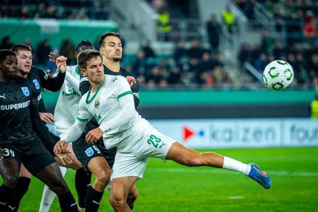 SOCCER - UEFA ECL, Rapid vs Craiova VIENNA,AUSTRIA,06.NOV.25 - SOCCER - UEFA Conference League, SK Rapid Wien vs CS Universitatea Craiova. Image shows Jonas Auer (Rapid) and Assad Al Hamlawi (Craiova).  GEPAxpictures xKevinxHackner