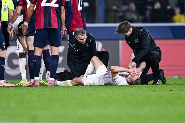 251106 Emil Kornvig of Brann receives medical attention during the Europa League football match between Bologna and Brann on November 6, 2025 in Bologna Photo Image Photo BILDBYRAN kod XY XY0083 fotboll football soccer fotball uefa europa league europa league bologna brann bbeng skada  Copyright: ImagexPhoto BB251106ZE009